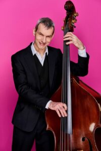 Dominic Girard, contrebasse